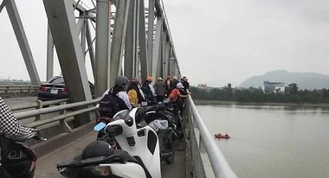 Để lại thư tuyệt mệnh và xe máy người đàn ông nhảy cầu Bến Thủy tự tử