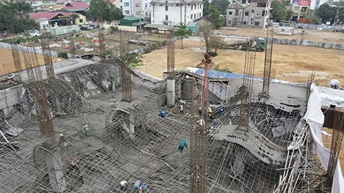Sập giàn giáo ở trung tâm thương mại đang xây 