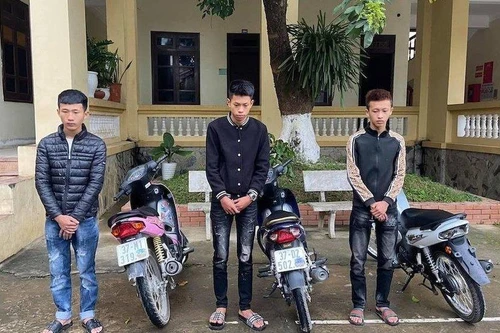 Nhóm thanh niên bốc đầu xe máy, khoe trên mạng xã hội 