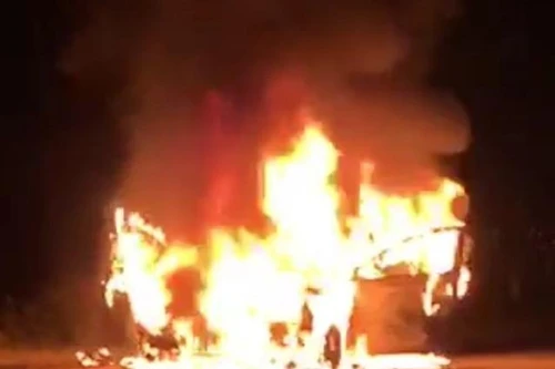 Xe ô tô đang chạy bỗng dưng bốc cháy dữ dội