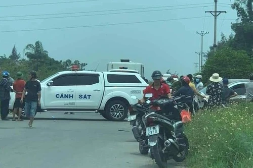 Thi thể người đàn ông cuốn chiếu để trong bụi rậm ven đường