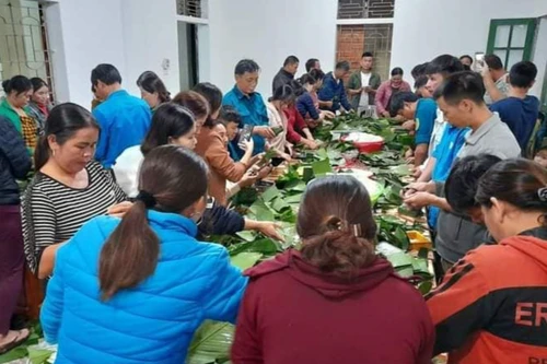 Người dân xứ Nghệ gói hàng nghìn bánh chưng chi viện vùng lũ