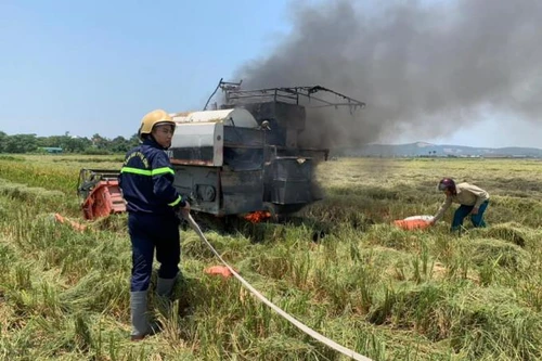 Máy gặt đang hoạt động bỗng dưng bốc cháy