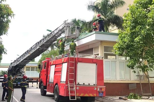 Giải cứu thành công người đàn ông nhảy lầu tự tử ở bệnh viện