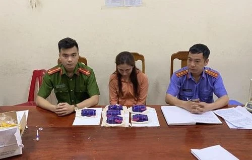 Bà chủ kinh doanh spa bị bắt cùng 12.000 viên hồng phiến