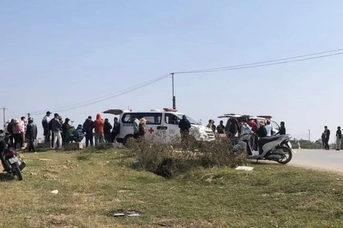 Đi chơi tết, xe máy lao xuống kênh, 3 người gặp nạn