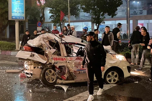 Xe bán tải tông nát taxi, 1 người nguy kịch