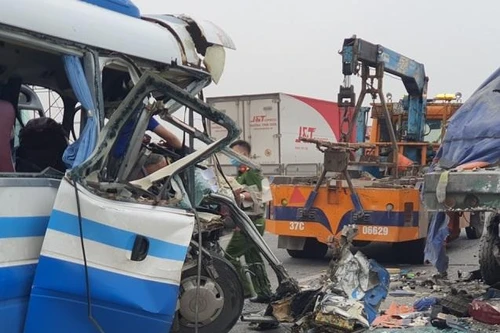 Xe khách đâm đuôi xe tải, hàng chục người thương vong
