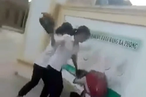 Nữ sinh bị bạn cùng lớp đánh hội đồng trước cổng trường