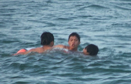 Người đàn ông kịp thời cứu ba người gặp nạn trên sông