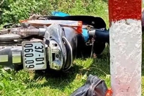 Xe máy mất lái đâm cọc tiêu, đôi nam nữ thương vong