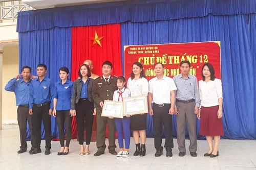 Trao giấy khen cho nữ sinh nhặt được 23 triệu đồng tìm người trả lại