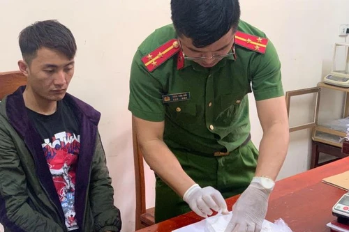 Mua xong 2 bánh heroin trở về thì bị công an bắt