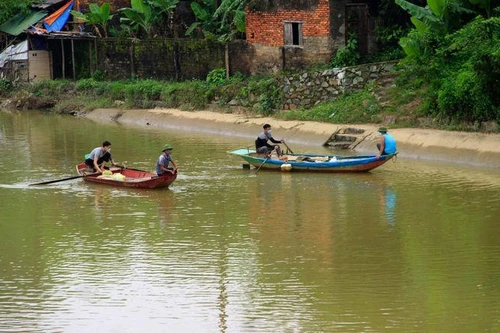 Đuổi theo quả bóng, bé trai mất tích bí ẩn
