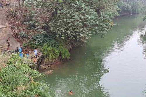 Nam thanh niên gieo mình xuống sông trước sự chứng kiến của nhiều người