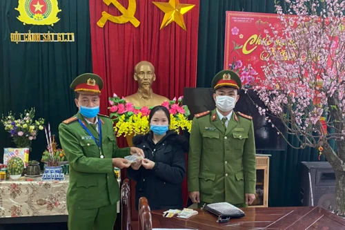 CSGT trao trả chiếc túi chứa nhiều tài sản giá trị cho cô gái đánh rơi