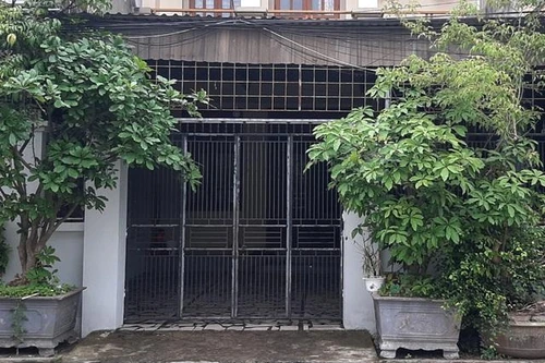 Tạm giữ đôi nam nữ tạt a xít vào mặt người phụ nữ