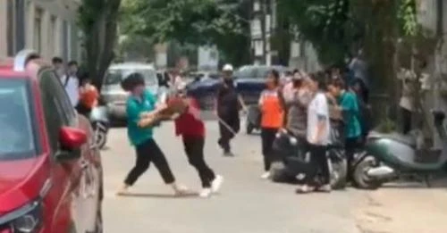 Hai nữ sinh THCS đánh nhau trên đường phố