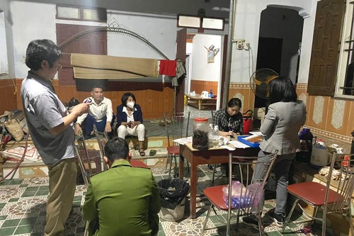 Năm người tím tái, sùi bọt mép, co giật ngay trong cuộc nhậu