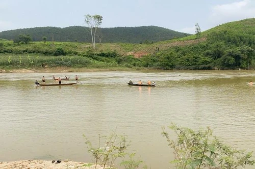 Lật thuyền trên sông, vợ tử vong chồng thoát nạn