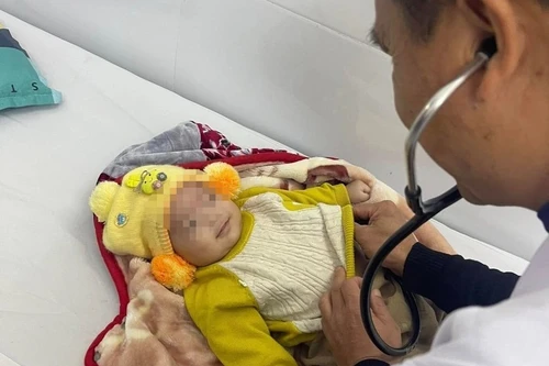 Tìm thân nhân cho bé trai 4 tháng tuổi bị bỏ rơi bên đường dưới trời giá rét