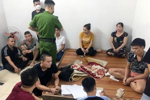 Đột nhập trại gà và quán cafe, hàng chục con bạc bị bắt