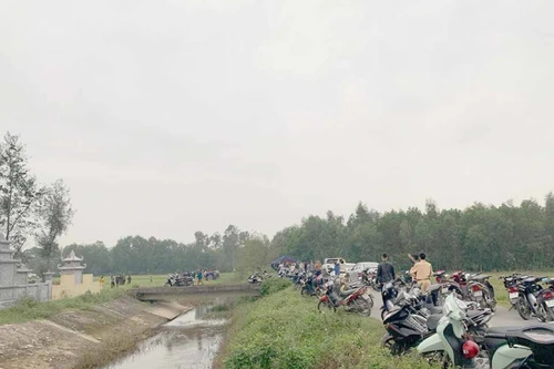 Nam thanh niên tử vong cạnh bao tải đựng chó