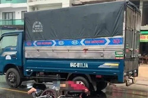 Xe máy va chạm xe tải, 2 người thương vong
