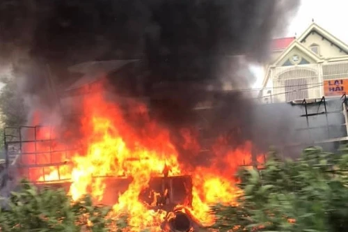 Xe tải bốc cháy khi đang lưu thông trên đường