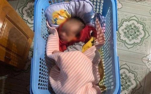 Bé trai sơ sinh bị bỏ rơi trước cổng nhà đôi vợ chồng hiếm muộn