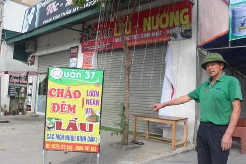 Treo biển quảng cáo, nam thanh niên bị điện giật tử vong