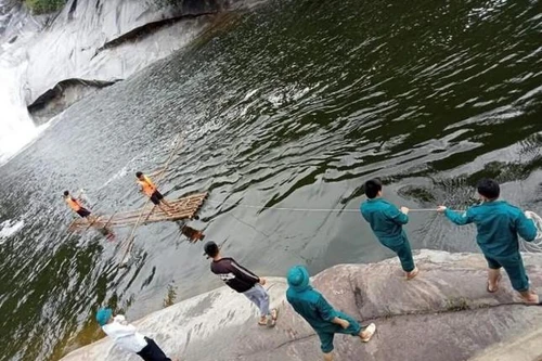 Tìm kiếm người đàn ông mất tích ở thác nước 7 tầng