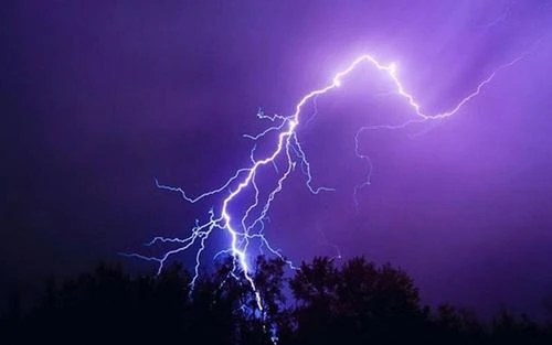 Bị sét đánh trúng khi đang ngủ, bé 4 tuổi tử vong