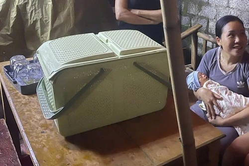 Tìm người thân cho bé gái bị bỏ lại trong đêm