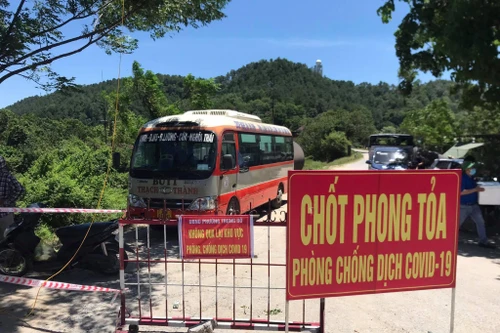 Nghệ An: Trưng dụng xe buýt làm nơi tránh nắng cho lực lượng chốt phòng chống dịch Covid-19