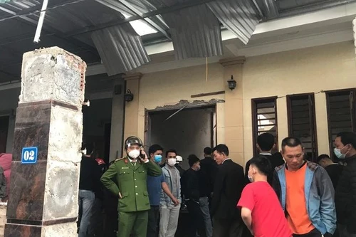 Nổ lớn trong căn nhà 2 tầng, người đàn ông nhập viện cấp cứu