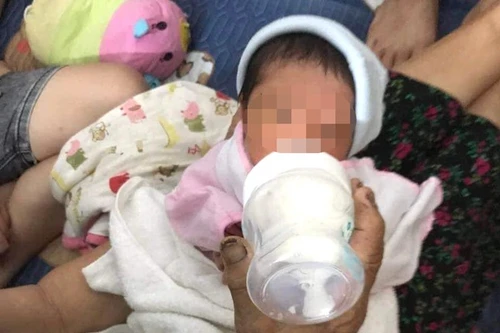 Bé gái sơ sinh bị bỏ rơi trước cổng nhà dân kèm mảnh giấy nhờ nuôi hộ