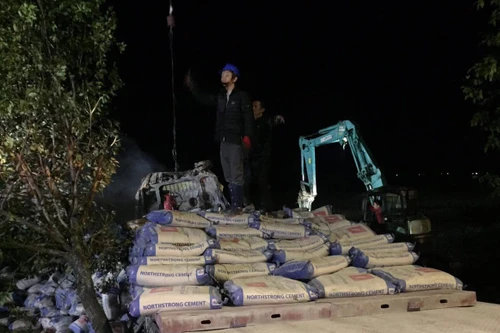 Xe chở xi măng lao xuống ruộng, tài xế bị đè tử vong