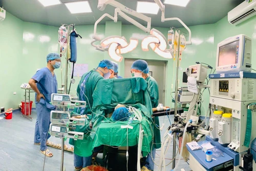 Bồn chứa nước rơi trúng bé gái