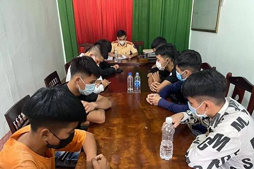 Xử phạt 11 thanh thiếu niên tụ tập đua xe ‘ăn mừng’ hết giãn cách 