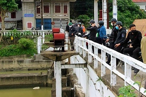 Tìm thấy thi thể bé trai mất tích khi chạy theo quả bóng