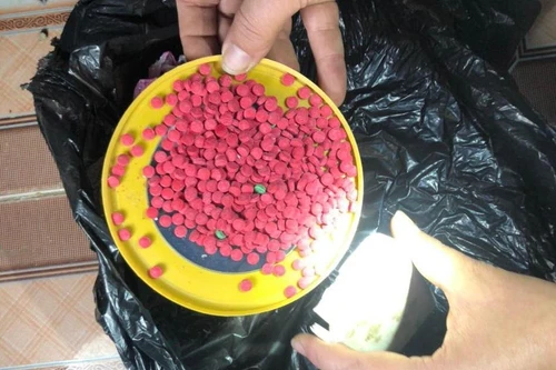 Kẻ buôn hồng phiến liều lĩnh lao thẳng xe máy vào công an 