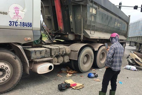 Xe tải cán xe máy, 2 mẹ con tử vong
