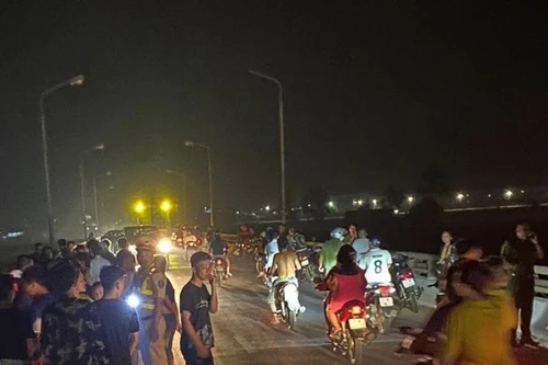 Tìm kiếm người phụ nữ trẻ nghi nhảy cầu trong đêm