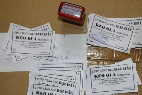 Mua kẹo hết hạn sử dụng về dán nhãn mới để bán dịp tết