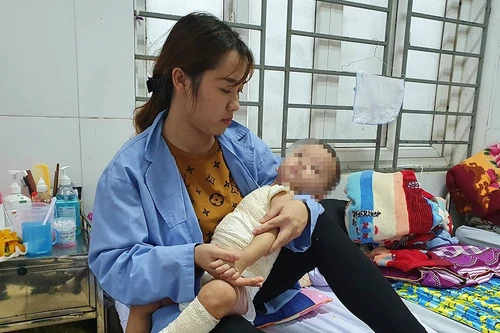 Đến thầy lang chữa bỏng giá 25 triệu đồng, bé trai bị hoại tử da