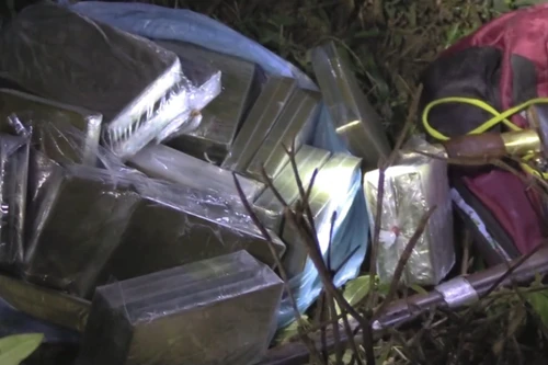 Nổ súng truy bắt nhóm đối tượng vận chuyển 30 bánh heroin