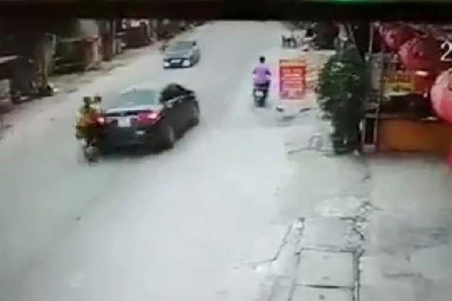 Đâm mạnh vào đuôi xe dừng đột ngột, hai cô gái ngã xuống đường bị xe khác cán