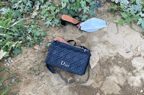 Nữ kế toán bệnh viện để lại túi xách rồi nhảy sông tự tử