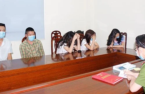 Bắt quả tang nhóm thanh niên bay lắc trong khách sạn hạng sang